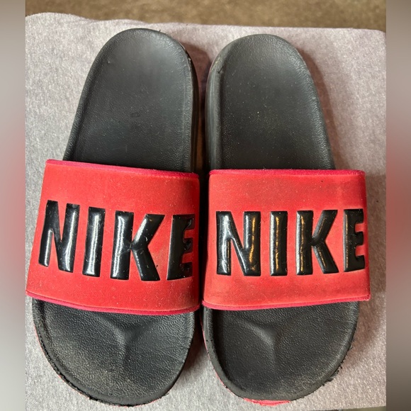 Nike Offcourt Black and Red Slides Men Size 8 - Picture 1 of 8
